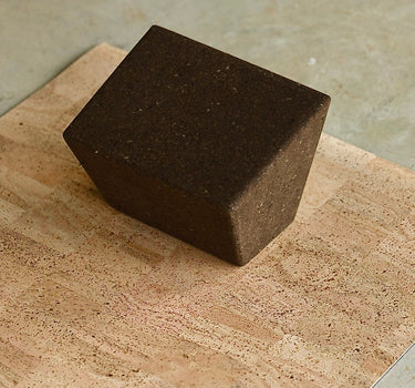 RITUIL Restorative Block in dark cork, its 15° angled wedge profile resting on a natural cork mat