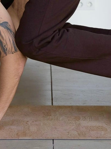 Cork yoga mat non-slip grip natural color Rituil with man in crow pose