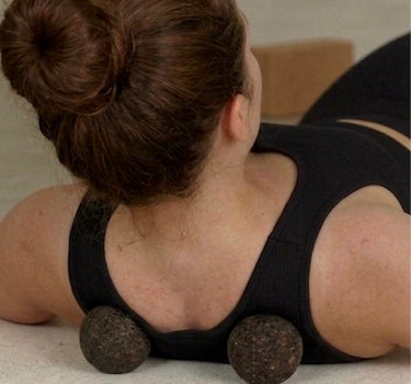 Using Rituil natural cork massage balls for targeted upper back and shoulder blade knot relief.