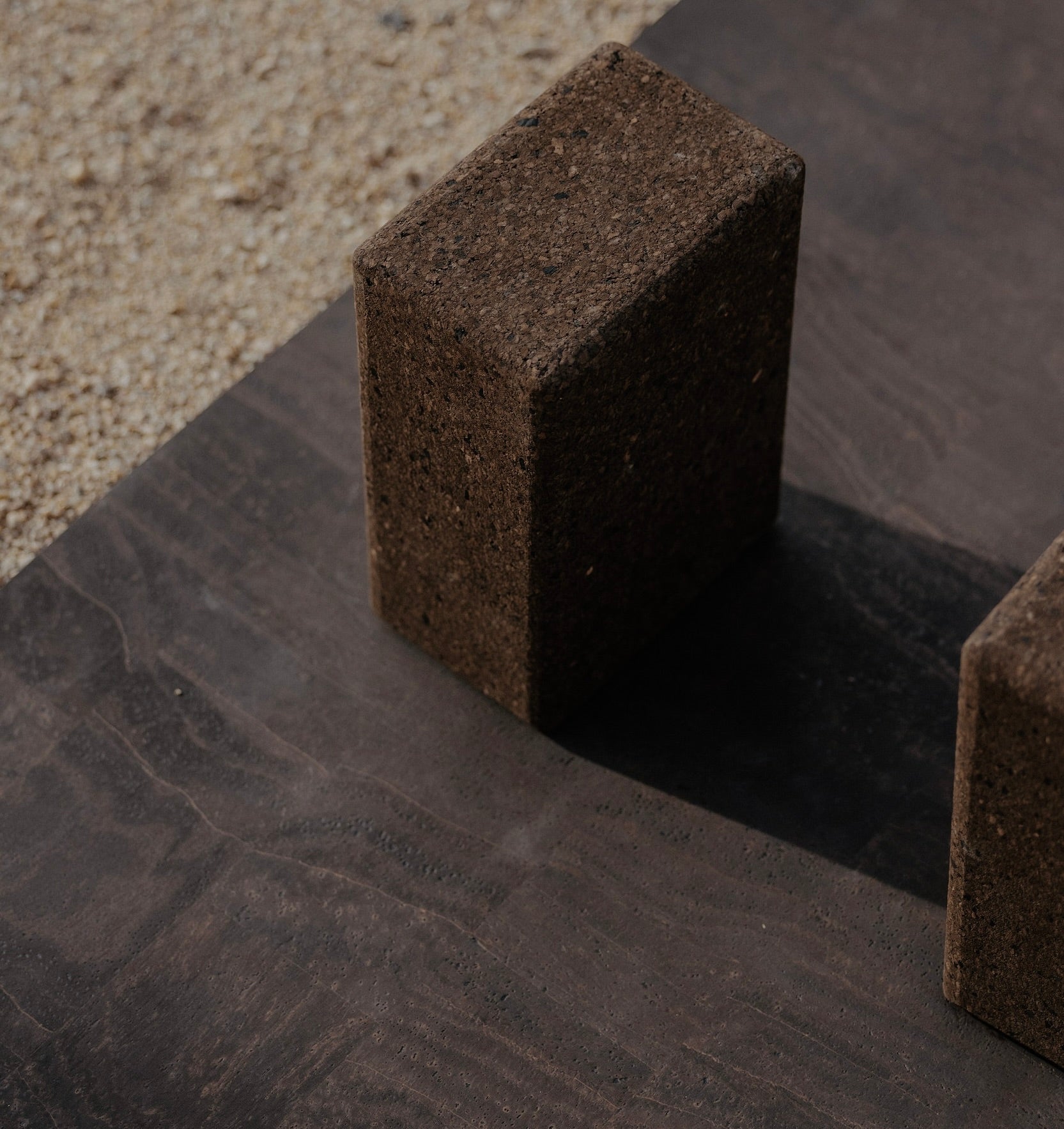 rituil natural cork mat with natural cork yoga blocks on ground #color_earth