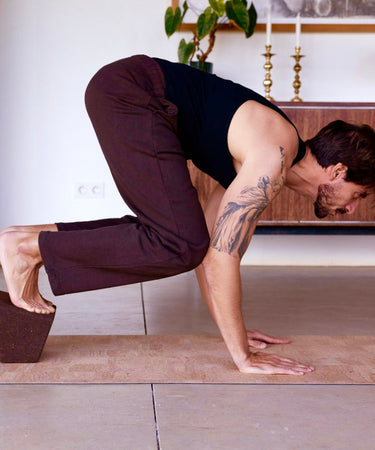 Natural cork leather yoga mat by rituil, showing textured surface and eco-friendly design, ideal for yoga practice.