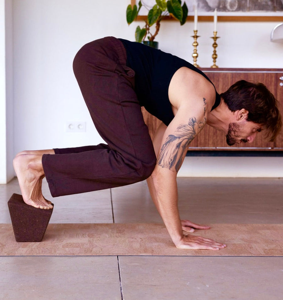 Natural cork leather yoga mat by rituil, showing textured surface and eco-friendly design, ideal for yoga practice.